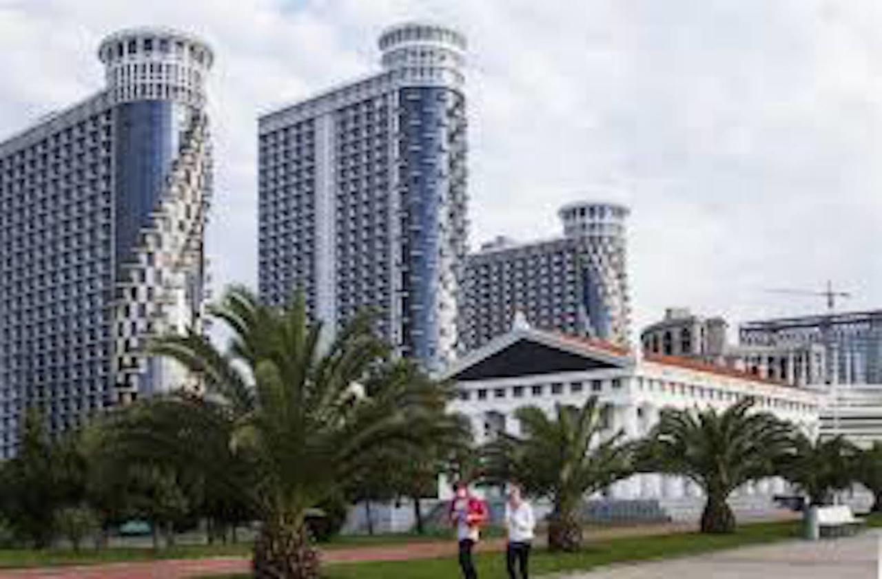 Aparthotel In Orbi Sea Towers Батуми Екстериор снимка